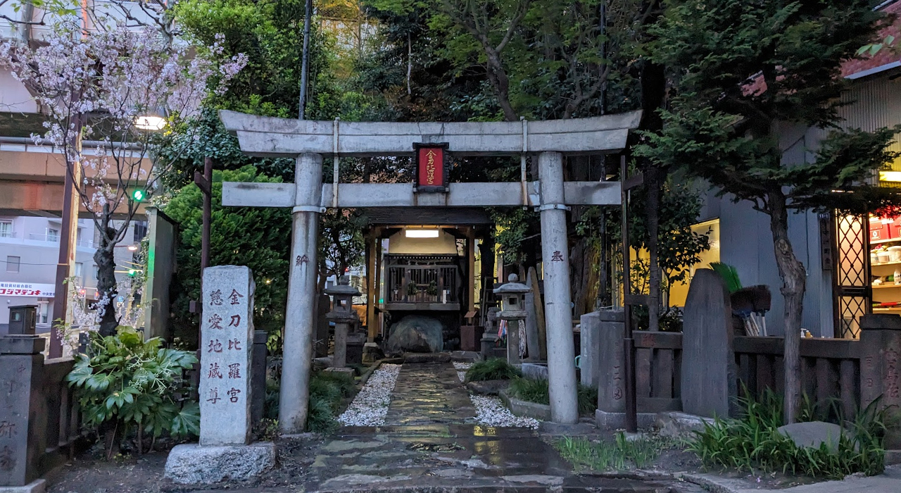 午前4時40分、地元の神社の掃除をしてます